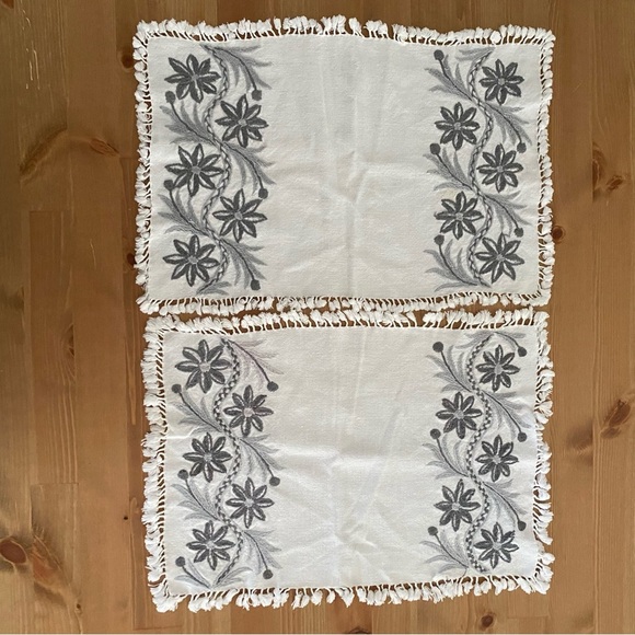 Vintage Embroidered White Gray Placemats Set of 5 Handmade Boho Chic Grannycore - Picture 2 of 10